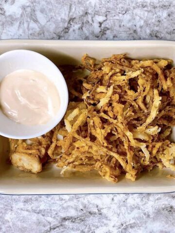 Fried onion strings with special sauce