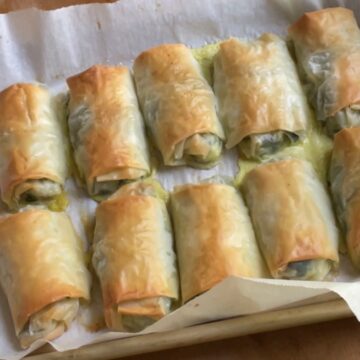 Spinach and feta rolls with phyllo feature image
