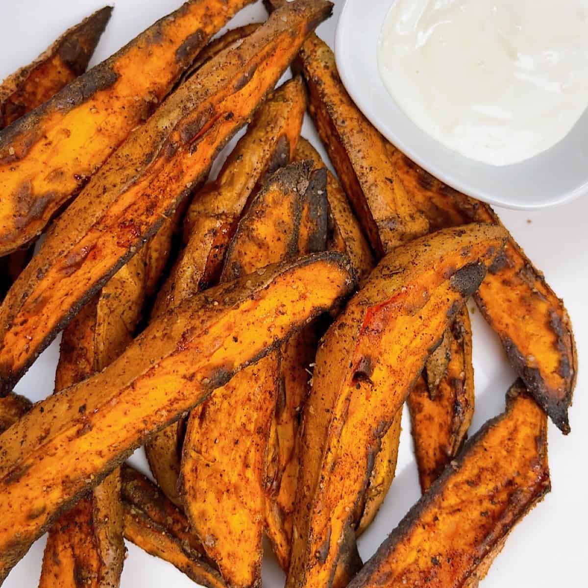 air fryer sweet potato fries close up with garlic aioli feature image