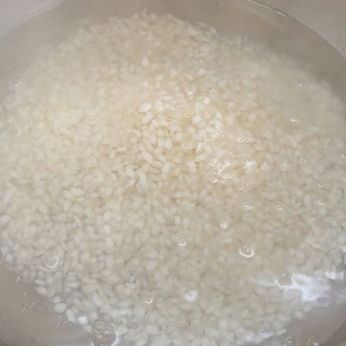 Boiling the arborio rice on the stovetop.