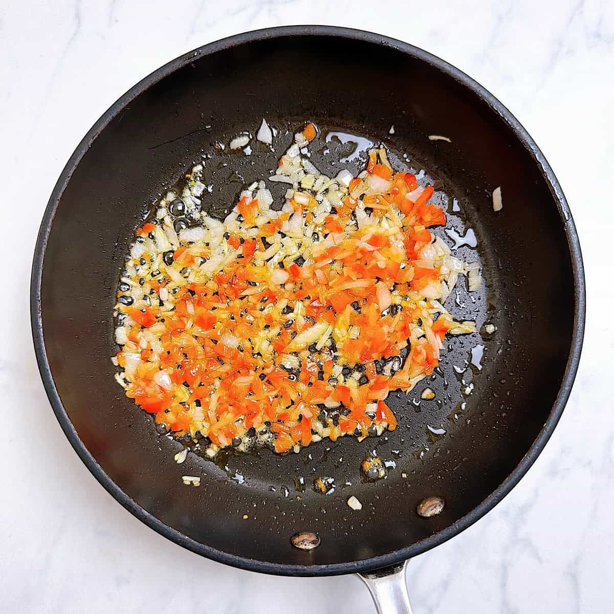 Red pepper and onion sautรฉed in oil.