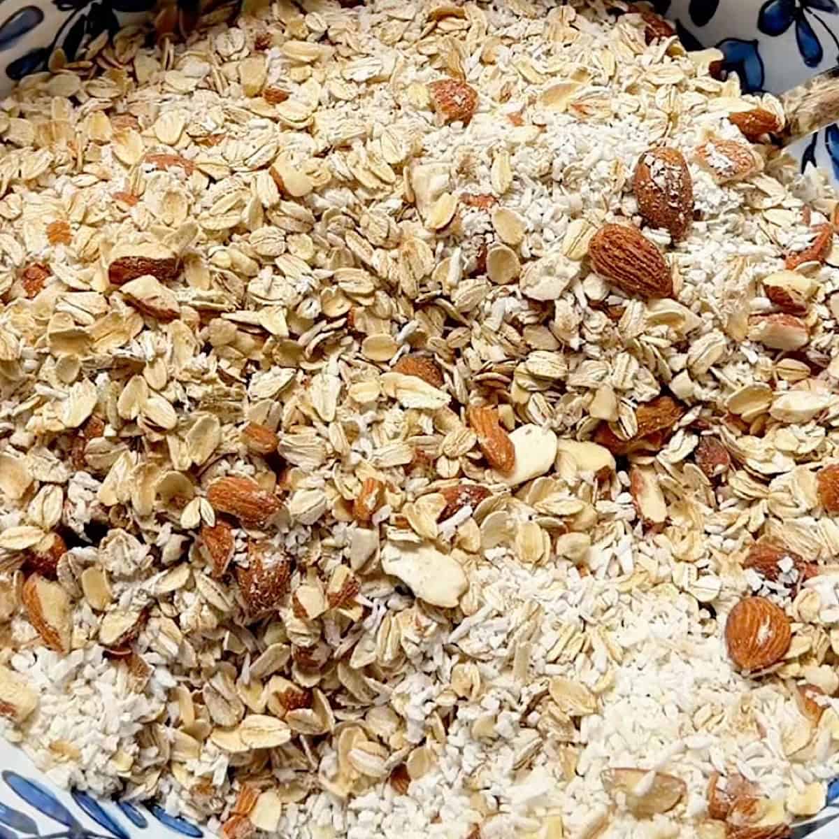 Mixing the dry rolled oats, almond, and shredded coconut.